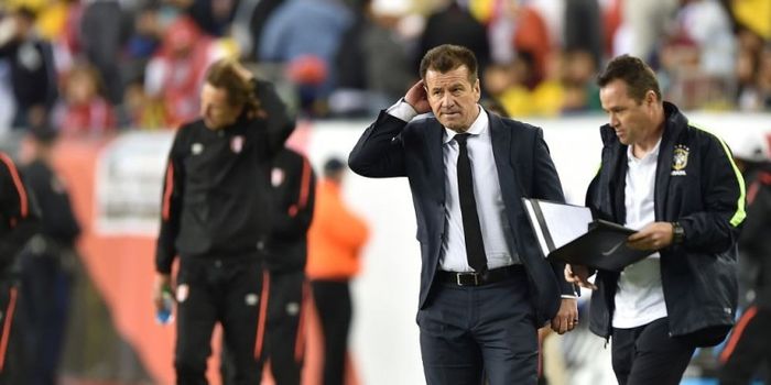 Pelatih Brasil, Carlos Dunga, bereaksi saat laga Copa America Centenario lawan Peru di Foxborough, A