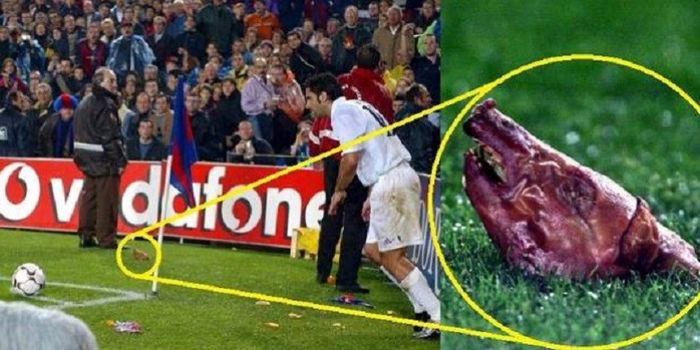 Luis Figo dilempar kepala babi oleh fan Barcelona saat melakukan sepak pojok.