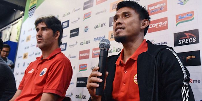   Pelatih Persija Jakarta, Stefano Cugurra, bersama Maman Abdurrahman, saat sesi jumpa pers di Bandu