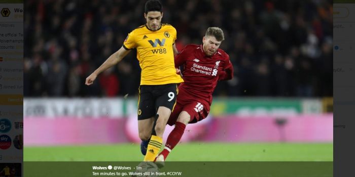 Striker Wolves, Raul Jimenez saat berduel dengan bek Liverpool, Alberto Moreno pada laga babak ketig