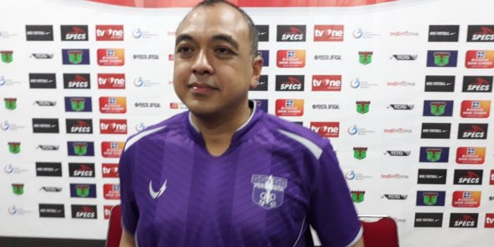 Bupati Tangerang, Ahmed Zaki Iskandar di stadion Benteng Taruna, Kelapa Dua, Tangerang, Minggu sore 