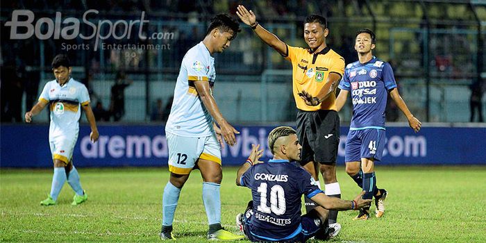 Aksi wasit Agus Fauzan saat memimpin jalannya laga antara Arema FC kontra Persela Lamongan pada peka