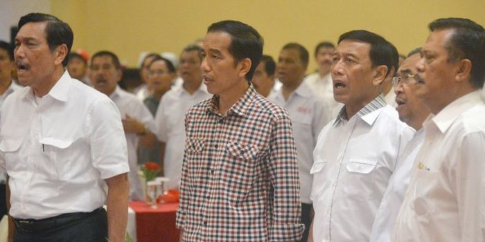 Joko Widodo sebelum menjadi Presiden RI saat bersama Luhut Panjaitan (kiri) dan Wiranto di Jakarta p