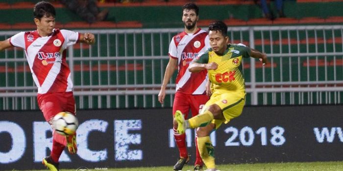 Bek Kuala Lumpur FA, Achmad Jufriyanto (kiri) yang coba menghadang bola sepakan winger Kedah FA, And