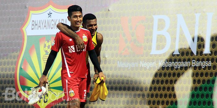 Dua pemain Bhayangkara FC, M. Fatchurohman (kanan) merangkul Putu Gede (kiri) usai laga uji coba Per