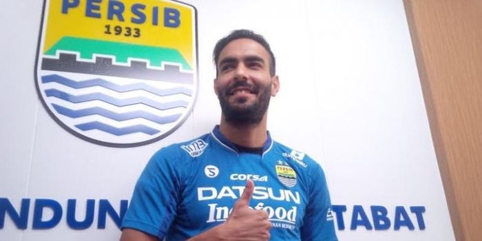    Gelandang anyar Persib, Marcos Flores setelah menandatangani kontrak di Graha Persib pada Jumat (