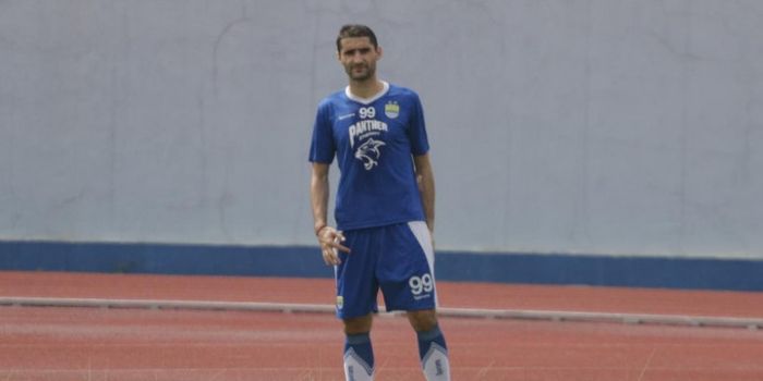 Gelandang Persib Bandung Srdjan Lopicic saat menjalani sesi latihan pagi di Lapangan Sport Jabar Arc