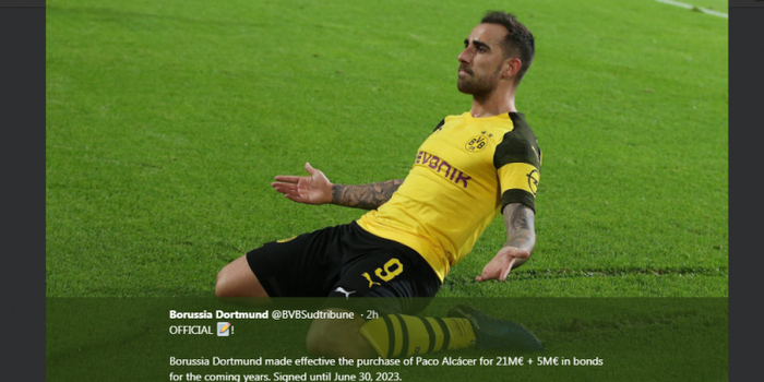 Penyerang Borussia Dortmund, Paco Alcacer, merayakan golnya.