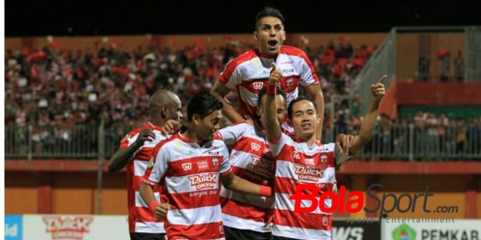    Playmaker Madura United, Slamet Nurcahyo (kanan bawah) merayakan gol yang dicetak ke gawang PS Ti