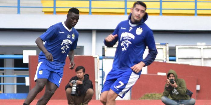 Esteban Vizcarra (Kanan) dan Ezechiel Ndouassel (Kiri) Terlihat dalam Sesi Latihan Persib Bandung di