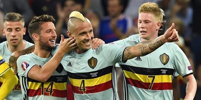 Gelandang Belgia, Radja Nainggolan (tengah), merayakan gol ke gawang Swedia bersama rekan-rekannya,