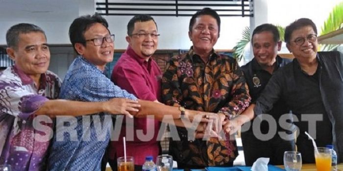 Anggota tim prestasi bersama gubernur Sumsel (nomor tiga tengah dari kanan) Herman Deru.