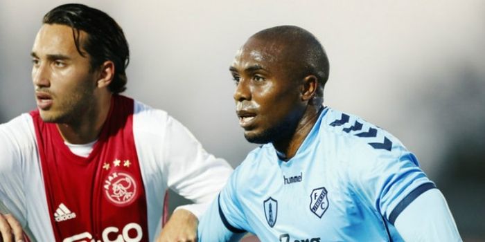 Striker Jong Ajax, Ezra Walian, saat berhadapan dengan Edson Braafheid dari Utrecht dalam duel di Sp