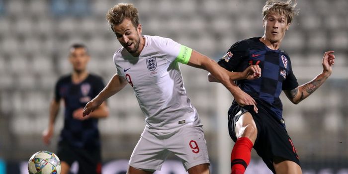 Striker timnas Inggris, Harry Kane (kiri), saat berduel dengan bek timnas Kroasia, Tin Jedvaj, dalam