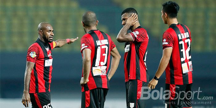   Pemain Persipura Jayapura, Boaz Solossa (kiri), memberikan instruksi kepada rekan setimnya saat ta