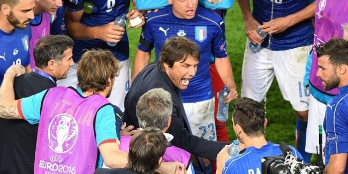 Pelatih tim nasional Italia, Antonio Conte, berada di antara para pemainnya menjelang babak adu pen