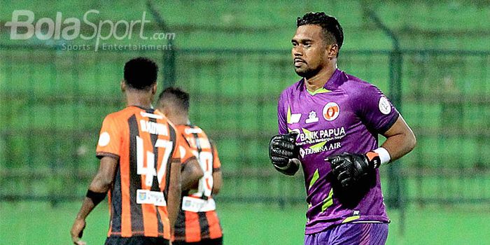 Kiper Perseru Serui, Samuel Reimas, saat tampil melawan Sriwijaya FC pada pekan ke-11 Liga 1 2018 di
