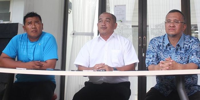 Pelatih Persekam Metro FC, Raja Isa (tengah) memberikan keterangan terkait rencana besar klubnya, Se