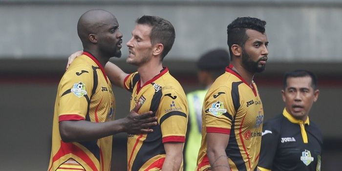 Mohamed Sissoko (kiri) merayakan gol Mitra Kukar ke gawang Persija Jakarta pada partai lanjutan Liga 1.