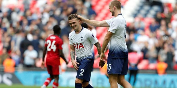 Kieran Trippier (kiri) dan Eric Dier merayakan kemenangan Tottenham Hotspur atas Fulham dalam laga L