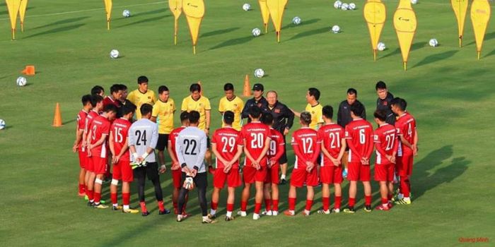  Pelatih Park Hang-seo (tengah) memberikan instruksi ke pemain timnas Vietnam pada pemusatan latihan