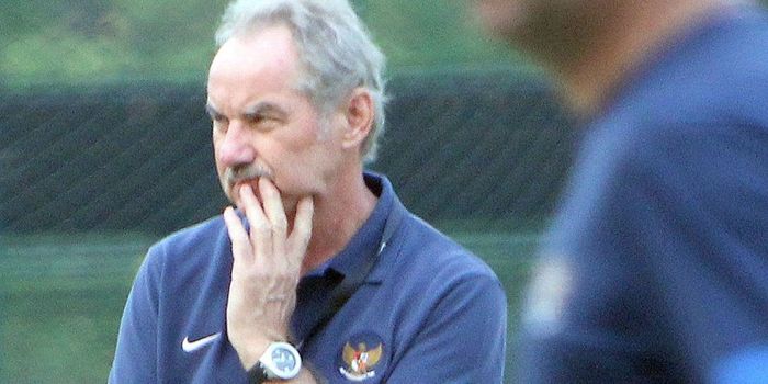 Pelatih tim nasional Indonesia, Alfred Riedl, mengawasi jalannya latihan di Lapangan Sekolah Pelita 