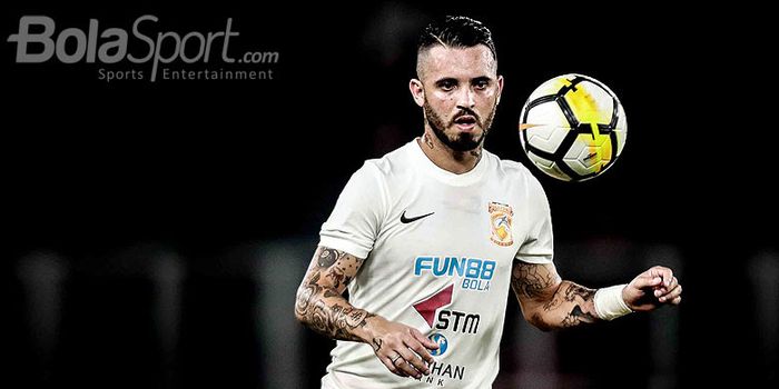  Aksi penyerang Borneo FC, Marlon da Silva de Moura, saat mengontrol bola dalam laga pekan keempat L