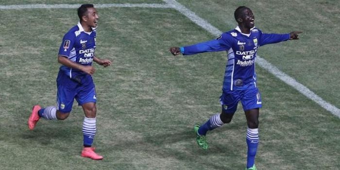 Makan Konate dikejar Firman Utina saat merayakan gol kedua Persib Bandung ke gawang Sriwijaya FC, Mi