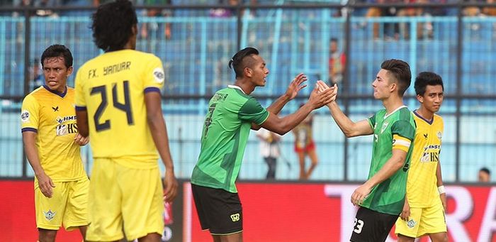 Para pemain Pelita Bandung Raya merayakan gol Kim Jeffrey Kurniawan ke gawang Persegres Gresik.