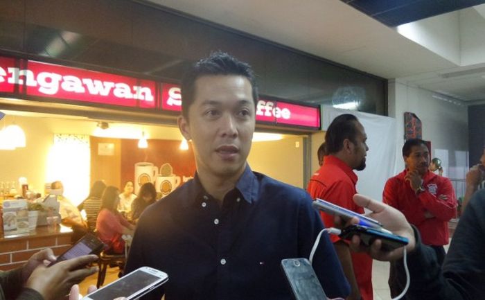    Mantan pebulu tangkis tunggal putra Indonesia, Taufik Hidayat, turut menyambut kedatangan pasanga