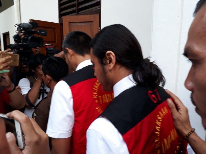 Ello saat menjalani sidang perdananya terkait kasus narkoba