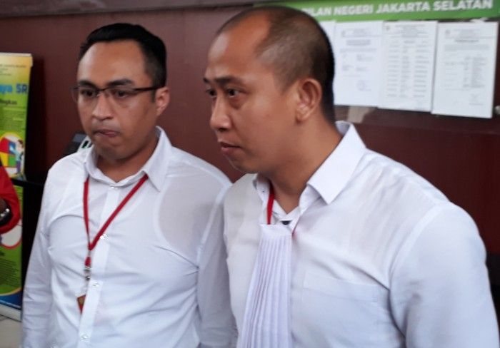 Ello saat digiring ke dalam ruang sidang di Pengadilan Negeri Jakarta Selatan, Selasa (31/10/2017)