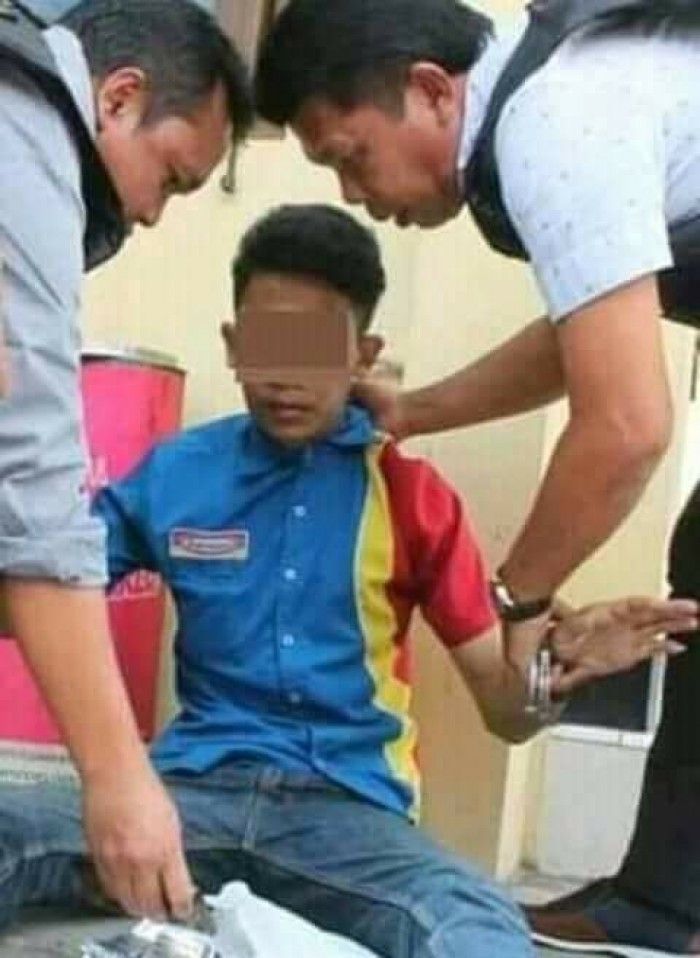 Pegawai minimarket diciduk | Facebook/Screenshot