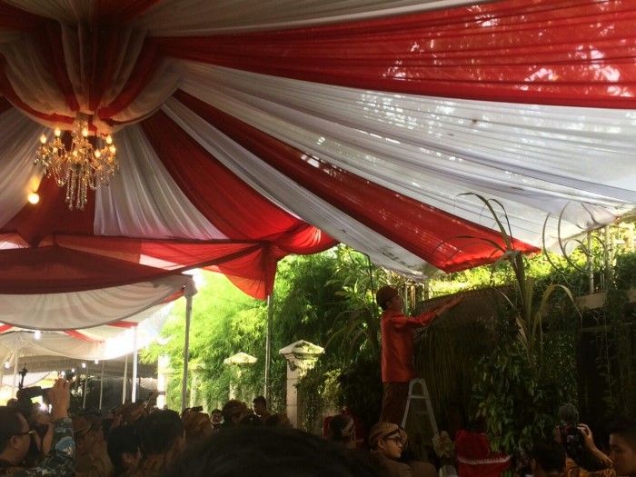 Prosesi Pemasangan Bleketepe Pernikahan Kahiyang