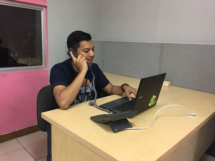 Ilustrasi menghubungi call center