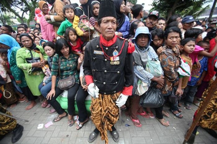 Seorang abdi dalem dari Keraton Kasunanan Surakarta Hadiningrat, membantu mengamankan prosesi Grebeg.