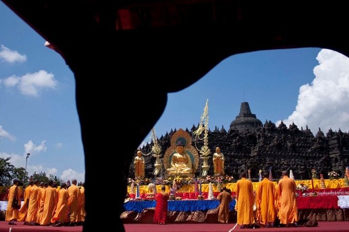 Sejumlah biksu tengah bersiap-siap menyambut detik-detik perayaan Waisak yang digelar di pelataran C