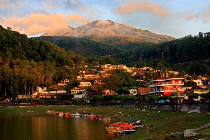 Matahari melukis pagi di lanskap Telaga Sarangan, Magetan, Jawa Timur yang berada di kaki Gunung Law