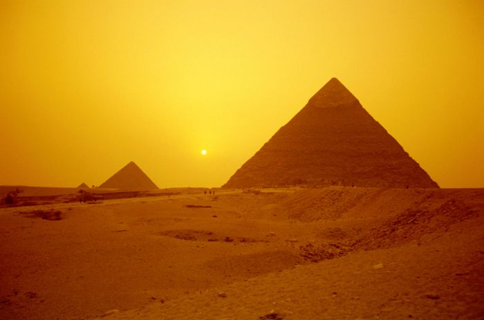Piramida Giza, Mesir. Temuan naskah papirus yang menunjukkan pola makan yang kaya nutrisi dari para pembangun piramida, bukti perawatan medis dan menerima tekstil sebagai bentuk pembayaran, telah membuat para ahli Mesir Kuno setuju bahwa para pekerja tersebut bukanlah orang-orang yang diperbudak.