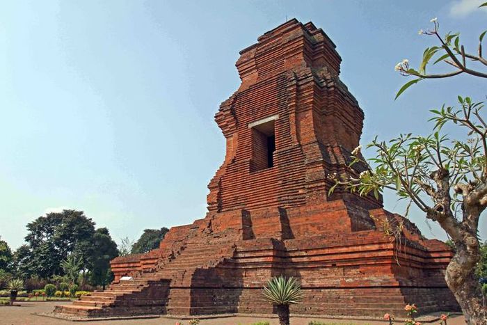 Candi Brahu merupakan tinggalan Buddha dari zaman Majapahit. Bangunan batu bata merah ini berada di Trowulan, Mojokerto.