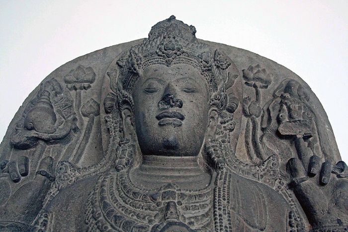 Arca Harihara dari Candi Sumberjati dekat Blitar yang tampaknya merujuk pada Simping, yang merupakan pendarmaan raja pertama Majapahit, Raden Wijaya yang bergelar Kertarajasa Jayawarddhana. tampak bunga teratai di latarnya.