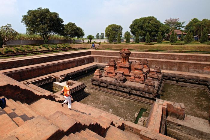 Permukaan air Candi Tikus, Trowulan, menyurut kala pertengahan musim kemarau. Sejatinya bangunan tersebut merupakan petirtaan agung untuk Raja Majapahit.
