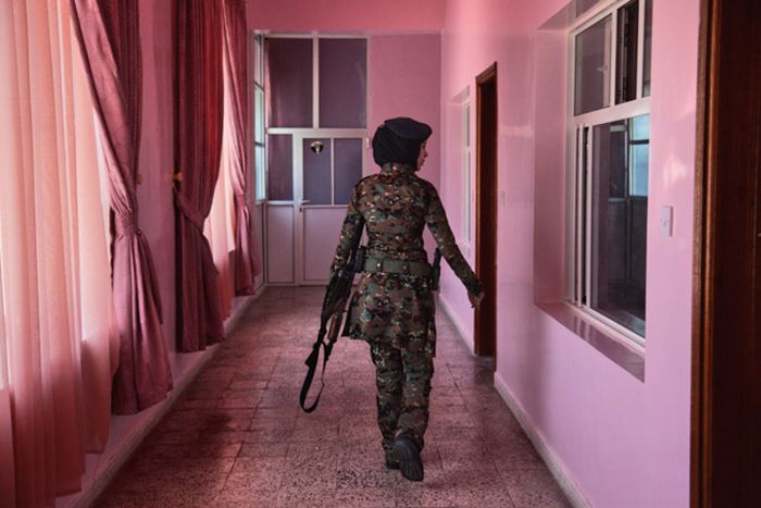 Seorang letnan berpatroli di barak jambon milik unit antiterorisme perempuan Yaman di sebuah pangkal