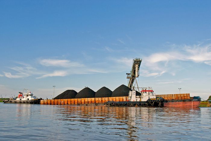 Pengangkutan batu bara di Sungai Mahakam, Kalimantan Timur.