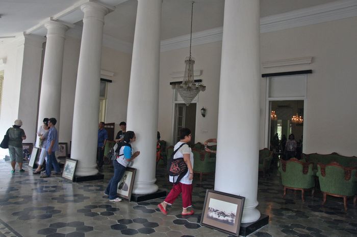 Beranda depan rumah bupati Lebak yang teduh ini dihiasi empat pilar gaya tuskan. Asisten Residen C.E.P. Carolus (dalam novel Max Havelaar bernama Slotering) diduga diracun oleh Bupati Raden Adipati Karta Natanagara saat diundang makan malam.