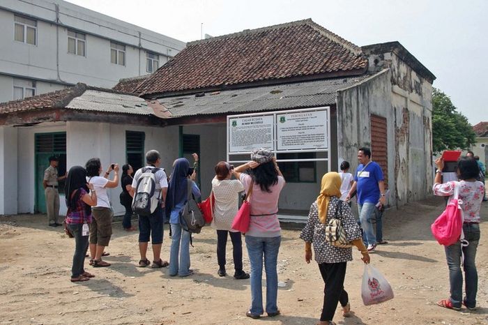 Bekas rumah asisten residen di Lebak. Eduard Douwes Dekker dan keluarganya diduga pernah tinggal di rumah ini. Sayangnya, hanya sebagian kecil dari rumah berarsitektur indis ini yang selamat. Kini, situs ini menjadi salah satu cagar budaya Propinsi Banten.