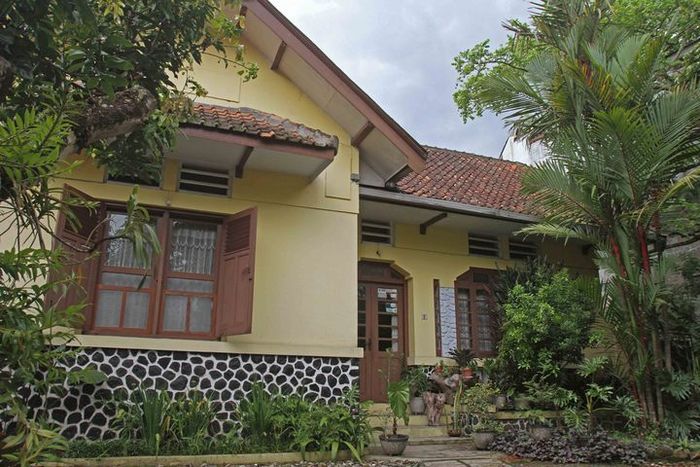 Rumah bergaya Hindia Baru yang berlokasi di seberang Rumah Dinas Walikota Salatiga ini pernah dihuni oleh Hartini Soewondo. Pada 1952 Soekarno melawat ke kota ini dan berjumpa dengan Hartini, kelak tahun berikutnya mereka menikah di Istana Cipanas. Hartini menjadi perempuan ke-4 yang dipinang oleh Si Bung itu.