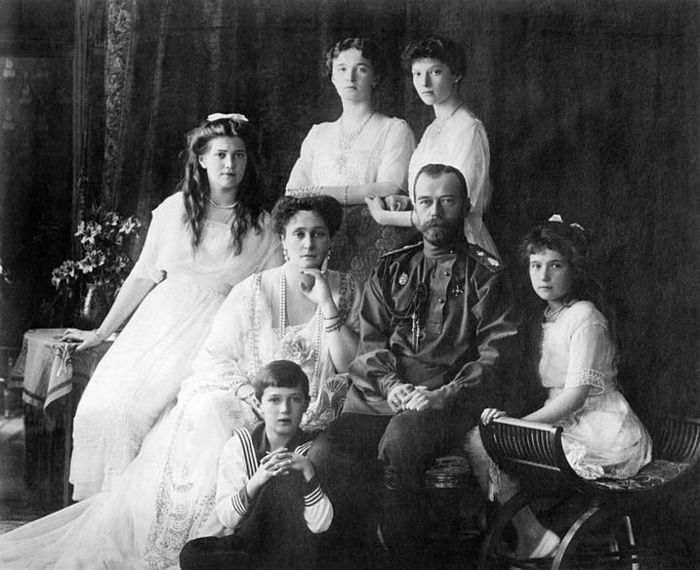 Keluarga Romanov terakhir. Duduk (dari kiri ke kanan) Maria, Ratu Czarina Alexandra, Tsar Nicolas II.