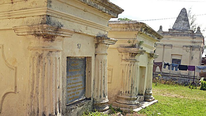 Makam paling kiri milik Captain Robert Hall, dari Divisi Bengal, yang wafat di Fort Marlborough pada 1820, usia 30 tahun.
