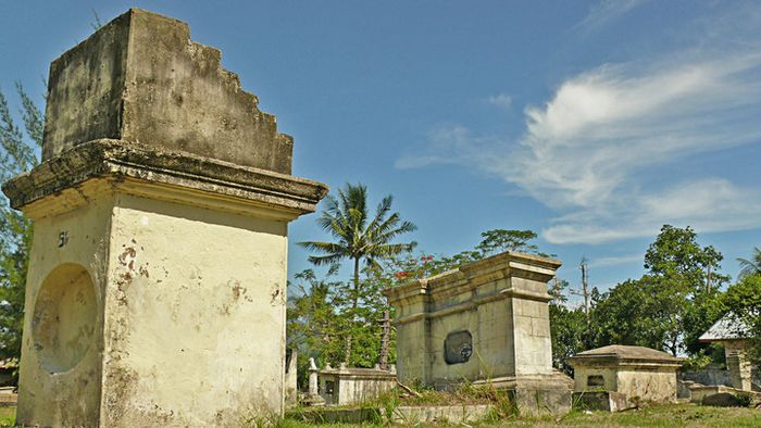 Kompleks Permakaman Inggris di Bengkulu. Makam yang hanya dijarah prasastinya masih beruntung. Sementara makam dalam kemalangan adalah yang tergusur dan amblas.